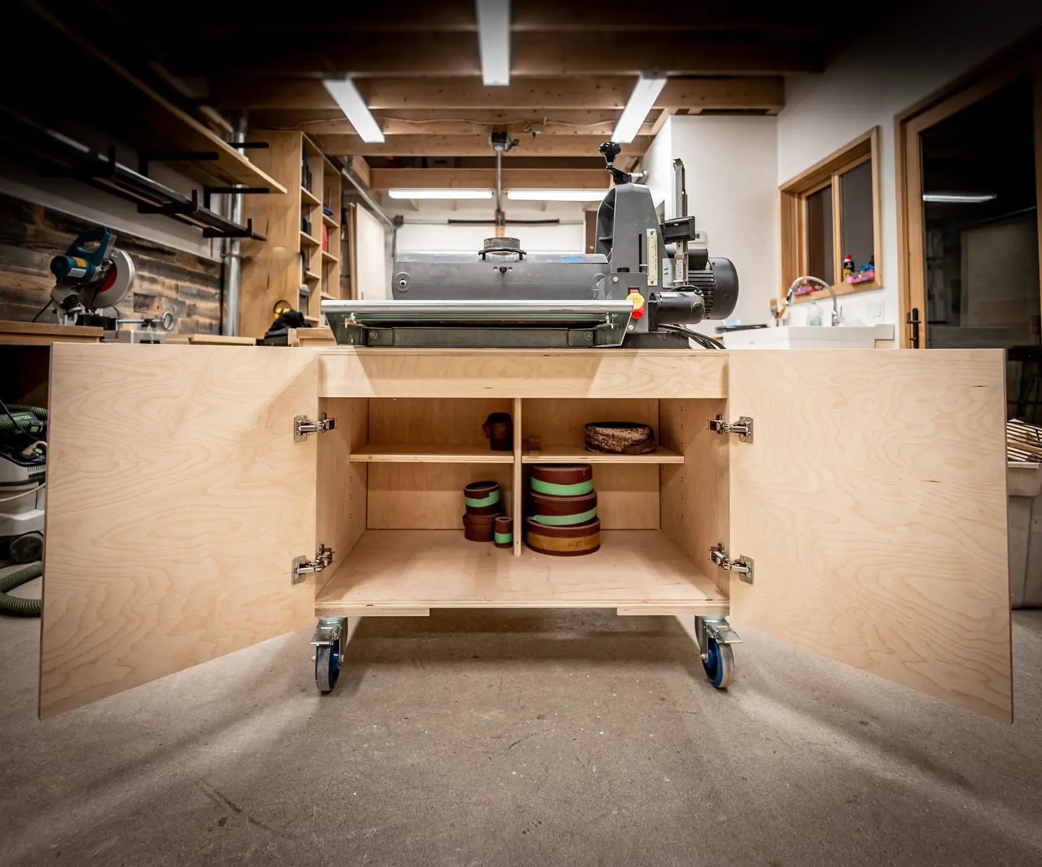 Heavy-duty rolling tool base in birch plywood with locking casters